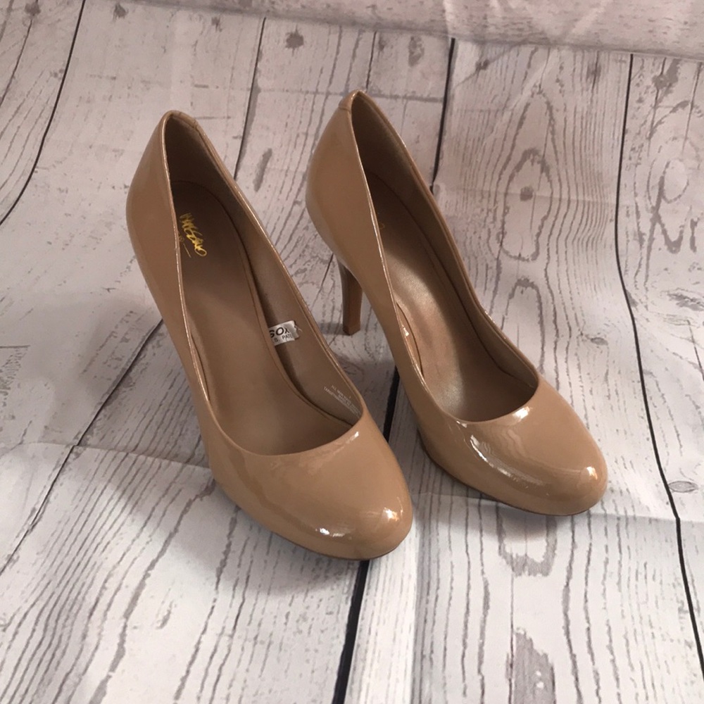 Nude round toe heels